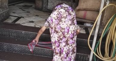 "عجوز" تمسح السلالم لكسب قوت يومها تشعل "فيس بوك"