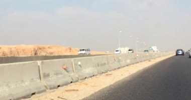 أعمدة الإنارة على طريق السويس مضاءة نهارا