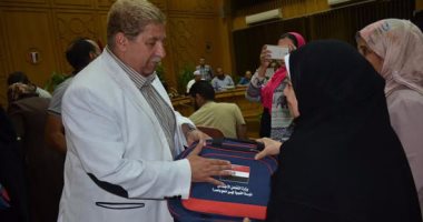 بالصور.. محافظ الإسماعيلية يسلم 10 تأشيرات لبعثة حجاج الجمعيات الأهلية