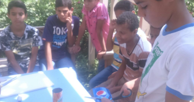 أطفال دور رعاية الأيتام يصنعون ديكورات وأثاثا منزليا من المخلفات