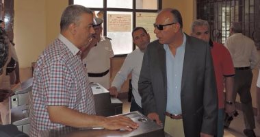 بالصور.. مساعد وزير الداخلية يتفقد المترو ويستمع لشكاوى المواطنين