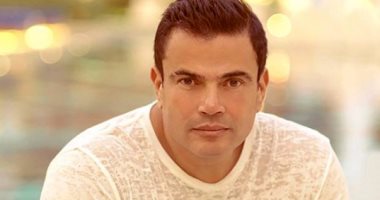 من "البلوفر"لـ"التاتو"..ماذا فعل عمرو دياب بالموضة فى 20 سنة؟
