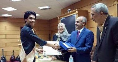 بالفيديو والصور.. محمد عبد الخالق الطالب المثالى الأول على محافظة الشرقية: "النجاح ليس مجرد درجات فى شهادة دراسية.. ومعاناة العالم الراحل ”زويل“ تثبت أن العلم وحده لا يكفى للقضاء على مشاكل العالم"