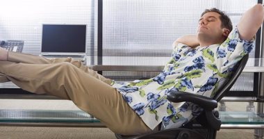 لو راجل ما تلبسهمش.. 5 حاجات ما ينفعش تروح بيهم الشغل فى الصيف