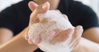 أبحاث تثبت صحية المعتقدات الخاطئة كالإفراط فى النظافة وتناول القهوة