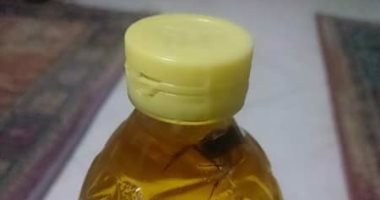 للمرة الثانية خلال يوم واحد مواطن يعثر على صرصار فى زيت التموين