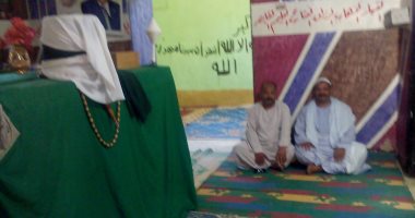 بالصور.. ضريح الشيخ جنيد قبلة العاقرات من المسلمين والأقباط.. خادمة المقام: المسيحيون يقدمون السكر والطعام للزوار.. وتزعم: "سيدة قبطية تحقق حلمها فى الإنجاب بعد 9 سنوات من اللف على الأطباء"
