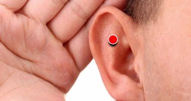 6 طرق طبيعية لعلاج انسداد الأذن.. أهمها زيت الثوم وبخار الماء