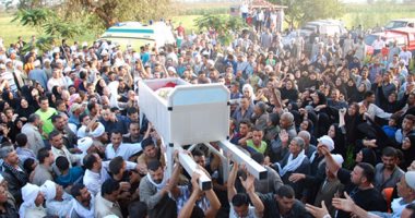 أهالى شنواى يشيعون جثمان 3 أشخاص سقطوا بخزان صرف صحى