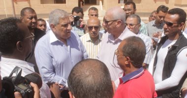 بالفيديو والصور .. أهالى الشطب بأسوان ينتقدون وقف أعمال الإحلال والتجديد للوحدة الصحية 