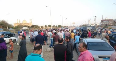 بالصور.. أهالى مدينة السلام بالسويس يقطعون الطريق احتجاجا على قطع المياه