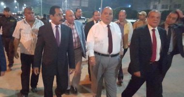 فى جولة ليلية مفاجئة.. محافظ الدقهلية يعنف رئيس حى شرق بسبب النظافة 