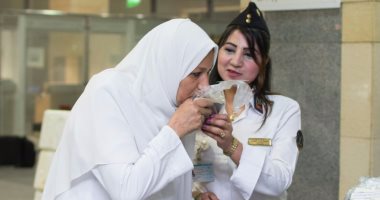 بالصور.. الشرطة النسائية تودع الحجاج بالورود والأعلام والكتب الدينية