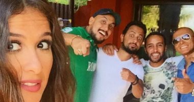 ياسمين عبد العزيز تنشر صورة لفريق عملها على "إنستجرام"