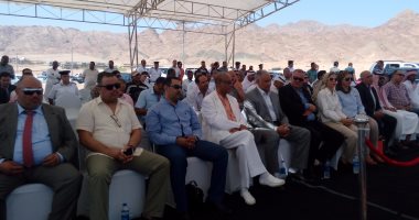 وزير النقل يودع بالورود أولى أفواج الحج البرى من ميناء نويبع
