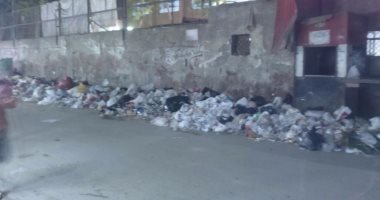 بالصور.. القمامة تحاصر مبنى حى بولاق الدكرور والأهالى يطالبون بتطهيرها