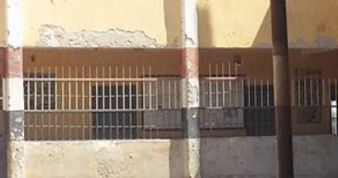 بالصور.. أهالى قرية العمارنة في سوهاج يحذرون من انهيار المدرسة على الطلاب