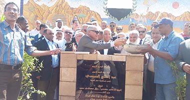 بالصور.. وزير النقل يضع حجر الأساس لطريق دهب نويبع بتكلفة 120 مليون جنيه