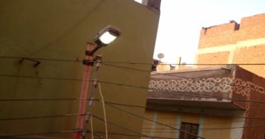 أعمدة الإنارة مضاءة صباحاً فى قرية شطنوف بالمنوفية 