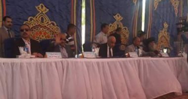 بالصور.. محافظ قنا ومدير الأمن يشهدان جلسة صلح بين عائلتين بقرية حجازة