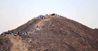 بالصور.. البحر الأحمر تستعد لإحياء ذكرى مولد قطب الصوفية "أبو الحسن الشاذلى".. الضريح يقع وسط جبال وعرة فى وادى حميثرة..مياه الشرب: توفير المياه للمحبين والمريدين.. ومديرية الأمن تكثف جهودها للتأمين