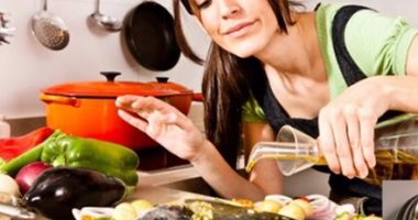 12 خطأ تفقد الطعام قيمته الغذائية.. تقطيع الخضراوات بحجم صغير.. حفظ الأطعمة فى أوان معدنية بالثلاجة.. تكرار استخدام زيت القلى.. شىّ اللحوم على الفحم.. تسخين الخبز على النار.. واستخدام "الفويل"