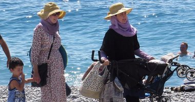 الصحف البريطانية: الشرطة الفرنسية تجبر سيدتين محجبتين على مغادرة شاطئ بنيس.. هندية تزعم اختطافها وتطلب فدية 11 ألف استرلينى من زوجها.. ممثلة كينية: إعلانات تفتيح البشرة تركت أثرا سيئا فى مراهقتى