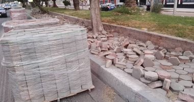 رئيس حى المعادى يستبدل بلاط الرصيف الجديد.. ومعلقين: تقشف تقشف