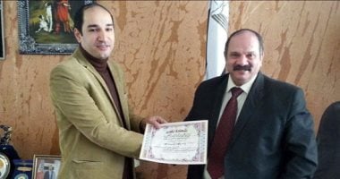 بالصور.. وزير التعليم يكافئ المعلم الأول على مستوى الجمهورية بالشرقية بشهادة استثمار بـ30 جنيها تصرف بعد 20 سنة.. والمعلم: "إزاى أزرع الانتماء فى الطلاب بعد استهزاء الوزارة بينا؟؟"