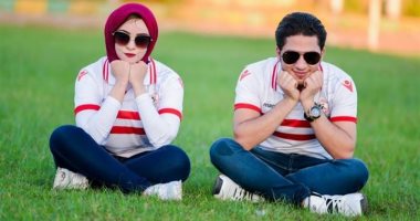 بالصور.. قصة حب من المدرج لعش الزوجية.. العروسان والمأذون زمالكاوية