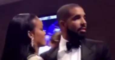 بالفيديو.. فستان ريهانا يتسبب فى إحراج دريك فى حفل توزيع جوائز MTV