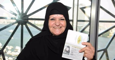 بالصور.. الحاجة هانم تتسلم تأشيرة حج وهدية خاصة من السفير أحمد قطان