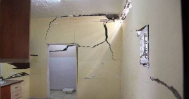 شروخ وتصدعات بمبنى بسبب بناء عقار مخالف فى شارع مسجد الشهاينة بالوراق