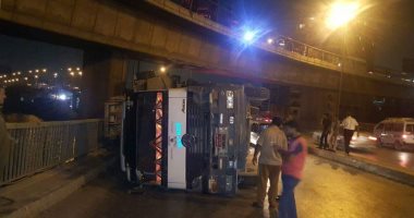 انقلاب مقطورة أعلى كوبرى الساحل يتسبب فى زحام مرورى