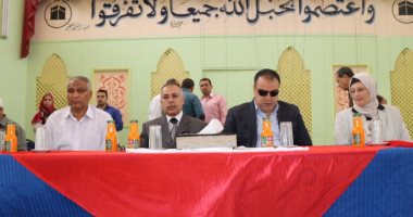 بالصور.. محافظ الفيوم يسلم تأشيرات حجاج الجمعيات الأهلية