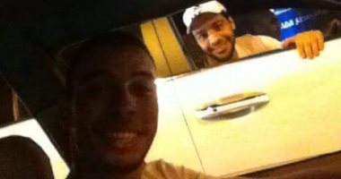 من العربية للعربية.. أغرب سيلفى للمطرب أحمد جمال على كوبرى أكتوبر