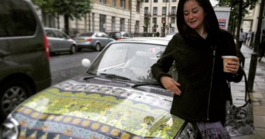  مى نور الشريف تلتقط صورة مع سيارة فى لندن.. وتعلق: "ذكرتنى بوالدى"