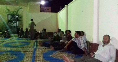 بالصور.. اعتصام عمال "القابضة لمياه الشرب" فى السويس