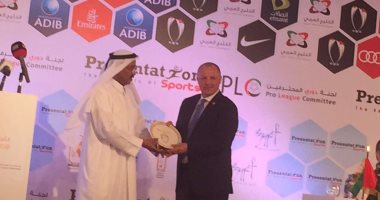 الجزيرة الإماراتى يهدى أبو ريدة وبرزنتيشن درع النادى