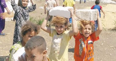 أطفال عزبة الريدى بالمنيا يبنون مدرستهم بأيديهم