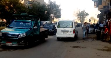 ميكروباص يسير عكس الاتجاه بـ"عين شمس"..ومطالب بتوفير عسكرى مرور