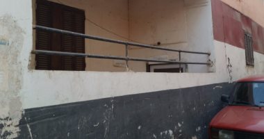 بالفيديو..مدرسة آيلة للسقوط تهدد مئات التلاميذ فى قرية محلة مرحوم بالموت.. الأهالى: "فى مدرستين مهدودين والثالثة منتظرين تقع على العيال".. والعاملون: المبنى فى الشتاء يتحول لبركة مياه