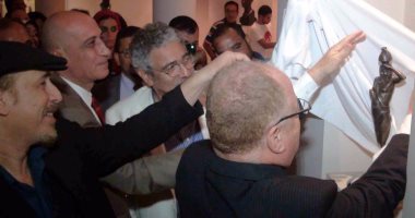 بالصور.. إزاحة الستار عن تمثال "الفلاحة المرحة" ودرع "مُختار" لـ "أبوغازى" تكريماً له