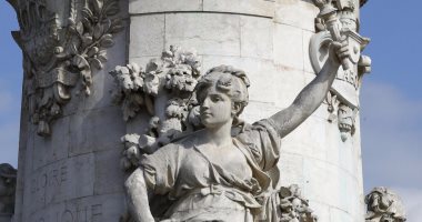 الصحف البريطانية:هجوم حاد على رئيس وزراء فرنسا بعدما فضل تمثال ماريان العارى على الحجاب.. مسلمو غينيا يؤدون فريضة الحج بعد عامين من الحظر..وفيديو صادم لطفل لحظة إلقائه فى النهر بواشنطن على يد صديق أمه