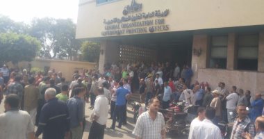 عمال المطابع الأميرية يعتدون على رئيس قطاع الإنتاج ويواصلون احتجاجهم