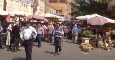 بالصور.. شكوى من انتشار الباعة فى شارع إسماعيل أباظة بوسط البلد