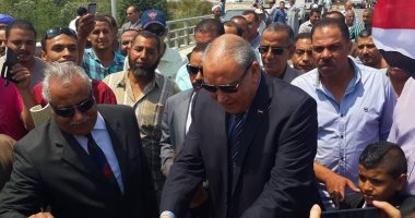 محافظ المنيا يفتتح كوبرى ومزلقان اطسا البلد ويضع حجر أساس مدرسة بسمالوط