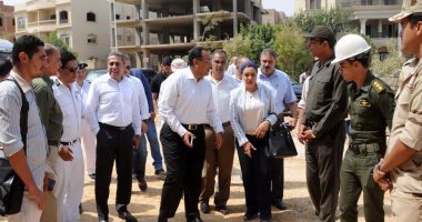 بالصور.. فى جولة استمرت 6 ساعات.. وزير الإسكان من العاصمة الإدارية: بدء تنفيذ 18 مبنى وزاريا خلال أيام.. وشركات المقاولات تسابق الزمن لإنجاز المشروعات.. ويتفقد مشروعات الإسكان الاجتماعى والمتوسط بالشروق وبدر