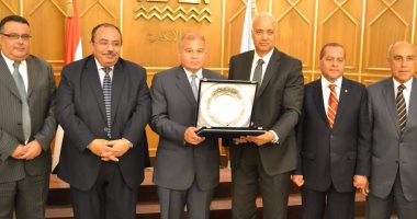 مجلس جامعة الاسكندرية يكرم الدكتور رشدى زهران على ما قدمه للجامعة