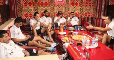 لاعبو منتخب الفراعنة يتناولون "فطير مشلتت" فى واحة خطاب 